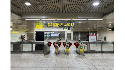 小南門站為為地下二層車站，共設4處出入口，地下一樓為大廳層。大廳層設有車站大廳、詢問處、自動售票機、驗票閘門、洗手間（付費區外）
&nbsp;