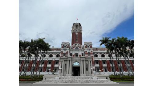 小南門站編號為G11，位於愛國西路上，於2000年8月啟用。小南門站附近有國定古蹟台北府城小南門，以及逾百年的歷史建築群，如總統府、司法院、建國中學及台北植物園等。
&nbsp;