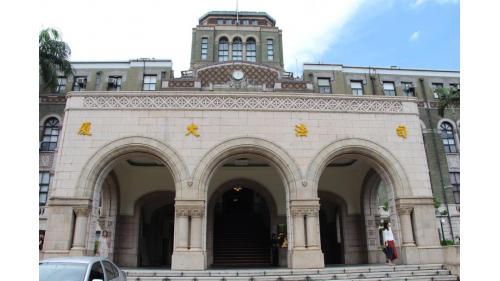 小南門站編號為G11，位於愛國西路上，於2000年8月啟用。小南門站附近有國定古蹟台北府城小南門，以及逾百年的歷史建築群，如總統府、司法院、建國中學及台北植物園等。
&nbsp;