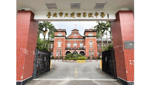 小南門站編號為G11，位於愛國西路上，於2000年8月啟用。小南門站附近有國定古蹟台北府城小南門，以及逾百年的歷史建築群，如總統府、司法院、建國中學及台北植物園等。
&nbsp;