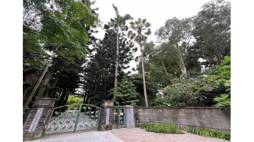 小南門站編號為G11，位於愛國西路上，於2000年8月啟用。小南門站附近有國定古蹟台北府城小南門，以及逾百年的歷史建築群，如總統府、司法院、建國中學及台北植物園等。
&nbsp;