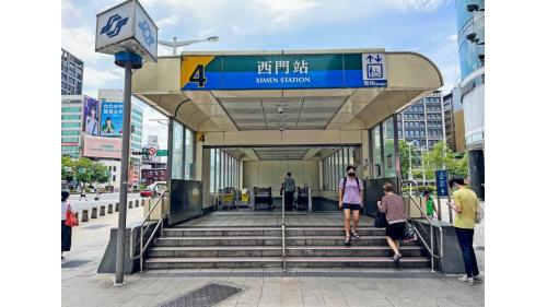 西門站為板南線之轉乘站，位於中華路一段，為地下三層車站，設有6處出入口。【圖/出口4，衡陽路】
&nbsp;