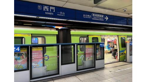 西門站為地下三層車站，設有6處出入口，地下一樓為大廳層，地下二樓與三樓為月台層，採島式疊式月台，並設有半高式月台門。【圖/一月台，板南線，往南港展覽館方向。】
&nbsp;