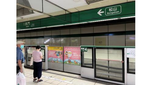 西門站為地下三層車站，設有6處出入口，地下一樓為大廳層，地下二樓與三樓為月台層，採島式疊式月台，並設有半高式月台門。【圖/二月台，松山新店線，往松山方向。】
&nbsp;