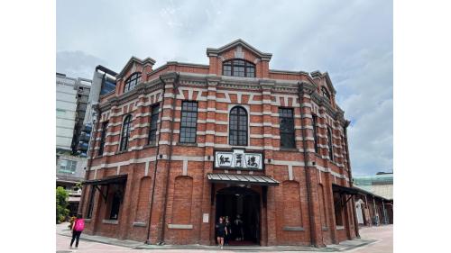 西門站為板南線之轉乘站，位於中華路一段，松山新店線編號為G12，於2000年8月啟用，板南線編號為BL11，於1999年12月啟用。西門車站除鄰近博愛特區外，附近亦有西門町商圈、西門紅樓、地下街以及台北天后宮等知名景點，吸引許多遊客到訪。
&nbsp;