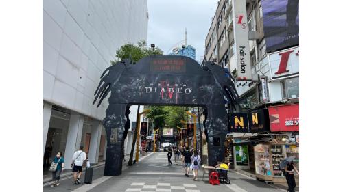 西門站為板南線之轉乘站，位於中華路一段，松山新店線編號為G12，於2000年8月啟用，板南線編號為BL11，於1999年12月啟用。西門車站除鄰近博愛特區外，附近亦有西門町商圈、西門紅樓、地下街以及台北天后宮等知名景點，吸引許多遊客到訪。
&nbsp;