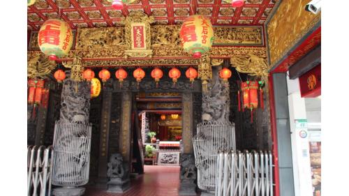 西門站為板南線之轉乘站，位於中華路一段，松山新店線編號為G12，於2000年8月啟用，板南線編號為BL11，於1999年12月啟用。西門車站除鄰近博愛特區外，附近亦有西門町商圈、西門紅樓、地下街以及台北天后宮等知名景點，吸引許多遊客到訪。
&nbsp;