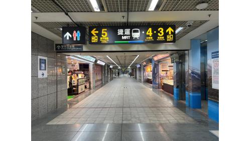 西門站為板南線之轉乘站，位於中華路一段，松山新店線編號為G12，於2000年8月啟用，板南線編號為BL11，於1999年12月啟用。西門車站除鄰近博愛特區外，附近亦有西門町商圈、西門紅樓、地下街以及台北天后宮等知名景點，吸引許多遊客到訪。
&nbsp;