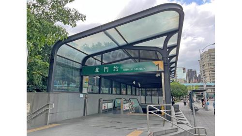 北門站為為地下四層車站，設有3處出入口。【圖/1號出口，塔城街與忠孝西路2段路口西北隅（於塔城街上）】
&nbsp;