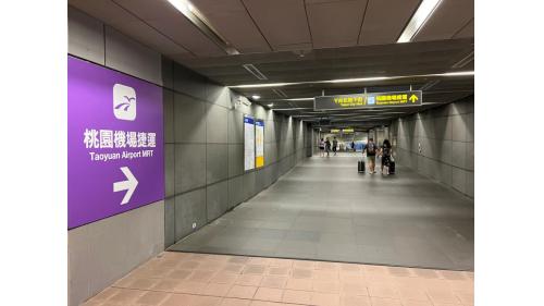 北門站為為地下四層車站，設有3處出入口，地下一樓為連通層，可經由連通道前往台鐵、高鐵及捷運台北車站（包含機場捷運）。
&nbsp;