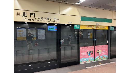 北門站為為地下四層車站，設有3處出入口，地下四樓為月台層，設有側式月台二座，並設有全高式月台門。【圖/一月台，松山新店線，往松山方向】
&nbsp;