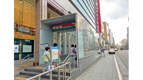 中山站為地下四層交會車站，設有6處出入口，地下一樓為大廳層;地下二樓為淡水信義線月台層，島式月台一座，並設有半高式月台門;地下三樓為轉乘通道層;地下四樓為松山新店線月台層，設有島式月台一座，並設有全高式月台門。【圖/2號出口】
&nbsp;