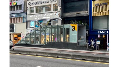 中山站為地下四層交會車站，設有6處出入口，地下一樓為大廳層;地下二樓為淡水信義線月台層，島式月台一座，並設有半高式月台門;地下三樓為轉乘通道層;地下四樓為松山新店線月台層，設有島式月台一座，並設有全高式月台門。【圖/3號出口】
&nbsp;