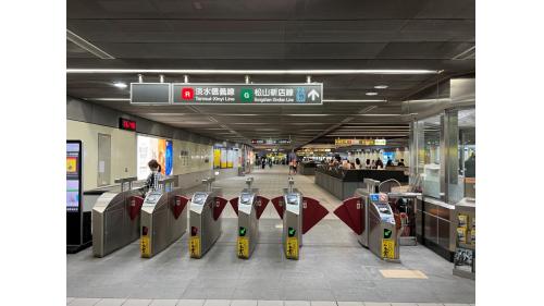 中山站為地下四層車站，設有6處出入口，地下一樓為大廳層，設有車站大廳、詢問處、自動售票機、驗票閘門等。
&nbsp;