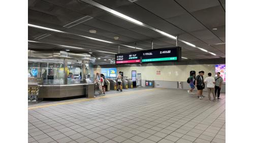 中山站為地下四層車站，設有6處出入口，地下一樓為大廳層，設有車站大廳、詢問處、自動售票機、驗票閘門等。
&nbsp;