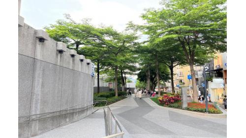 中山站為淡水信義線之轉乘站，位於南京西路上，松山新店線編號為G14，於2014年11月啟用，淡水信義線編號為R11，於1997年3月啟用，車站周圍有心中山線形公園、中山市場及南西商圈，並有許多流行商品店家及百貨公司，台北捷運工程局與台北捷運公司亦在此站附近。
&nbsp;