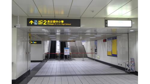 松江南京站位於松江路與南京東路口，為地下四層車站，為一地下交會車站，共設8處出入口。【圖/2出口，松江路，位於車站南端，設有無障礙電梯， 與聯合開發大樓共構】
&nbsp;