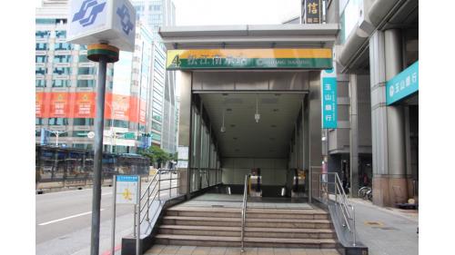 松江南京站位於松江路與南京東路口，為地下四層車站，為一地下交會車站，共設8處出入口。【圖/4出口，松江路，位於車站南端】
&nbsp;
