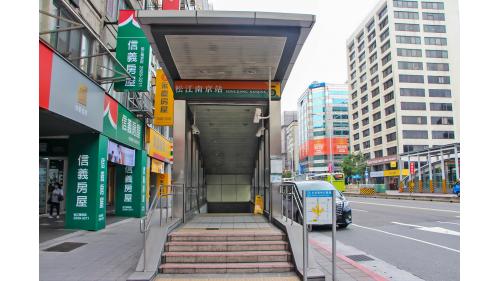 松江南京站位於松江路與南京東路口，為地下四層車站，為一地下交會車站，共設8處出入口。【圖/5出口，靠近南京東路二段138巷，位於車站東側】
&nbsp;