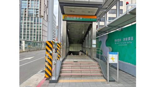 松江南京站位於松江路與南京東路口，為地下四層車站，為一地下交會車站，共設8處出入口。【圖/6出口，靠近南京東路二段115巷，位於車站東側】
&nbsp;