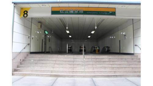 松江南京站位於松江路與南京東路口，為地下四層車站，為一地下交會車站，共設8處出入口。【圖/8出口，位於松江路，設有無障礙電梯】

&nbsp;