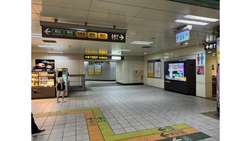 松江南京站為地下四層車站，共設8處出入口，地下一樓為大廳層，設有車站大廳、詢問處、自動售票機、驗票閘門、洗手間。
&nbsp;