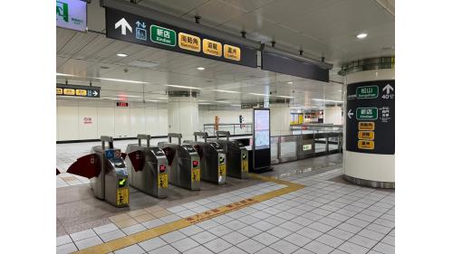 松江南京站為地下四層車站，共設8處出入口，地下一樓為大廳層，設有車站大廳、詢問處、自動售票機、驗票閘門、洗手間。
&nbsp;