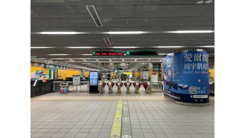 松江南京站為地下四層車站，共設8處出入口，地下一樓為大廳層，設有車站大廳、詢問處、自動售票機、驗票閘門、洗手間。
&nbsp;