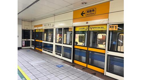 松江南京站為地下四層車站，地下二樓為松山新店線月台層，地下四樓為中和新蘆線月台層。松山新店線設置兩座側式月台，並設有全高式月台門；中和新蘆線設置島式月台一座，並設有全高式月台門。
&nbsp;