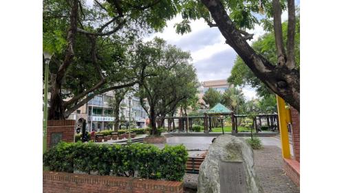 松江南京站為台北捷運第一座同時擁有島式及側式月台，並同時擁有全地下十字交岔轉乘站，雖轉乘距離較短，但較為複雜，為方便旅客轉乘，該站於四周皆明顯標示轉乘車站位置。松江南京站附近有松江公園，是民眾休閒的好去處。【圖/松江公園】
&nbsp;