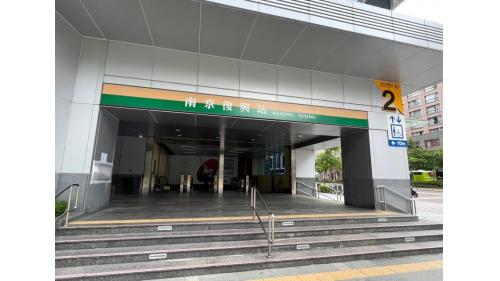南京復興為一高架與地下交會車站，共設有8處出入口。【圖/2號出口，位於南京東路三段遼寧街路口。
&nbsp;
