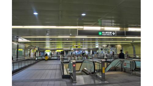 南京復興為一高架與地下交會車站，共設有8處出入口，地上四層與地下三層共七層，地下一樓為穿堂層及轉乘通道層;地下二樓為松山新店線大廳層;地下三樓為松山新店線月台層，設有島式月台及全高式月台門。
&nbsp;