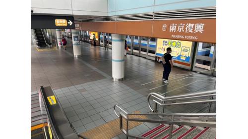 南京復興為一高架與地下交會車站，共設有8處出入口，地上四層與地下三層共七層。地上三樓為文湖線大廳層及月台層，設有兩座側式月台及全高式月台門；地上四樓為文湖線天橋層，設有月台聯絡天橋供旅客選擇搭乘方向。
&nbsp;