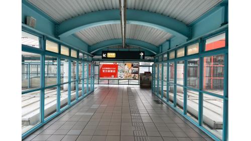 南京復興為一高架與地下交會車站，共設有8處出入口，地上四層與地下三層共七層。地上三樓為文湖線大廳層及月台層，設有兩座側式月台及全高式月台門；地上四樓為文湖線天橋層，設有月台聯絡天橋供旅客選擇搭乘方向。
&nbsp;