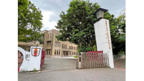 南京復興站為文湖線之轉乘站，位於南京東路上，松山新店線編號為G16，於2014年11月啟用，文湖線編號為BR11，於1996年3月啟用，於站內設有首座「Metro Corner時尚微型商場」，為首見可於站內餐飲及直取的新體驗，南京復興站附近有中正國小及中山女中。
&nbsp;
