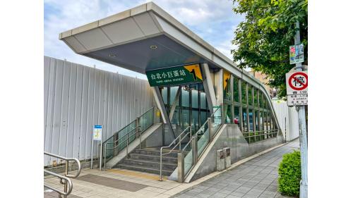 台北小巨蛋站為地下二層車站，共設5處出入口，地下一樓為大廳層，地下二樓為月台層，設有島式月台一座及全高式月台門。【圖/1號出口】
&nbsp;