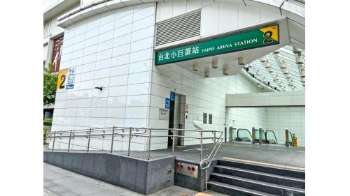 台北小巨蛋站為地下二層車站，共設5處出入口，地下一樓為大廳層，地下二樓為月台層，設有島式月台一座及全高式月台門。【圖/2號出口】
&nbsp;