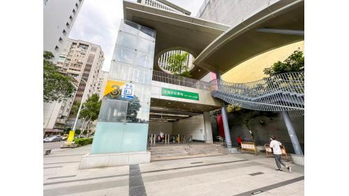 台北小巨蛋站為地下二層車站，共設5處出入口，地下一樓為大廳層，地下二樓為月台層，設有島式月台一座及全高式月台門。【圖/3號出口】
&nbsp;