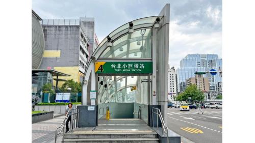 台北小巨蛋站為地下二層車站，共設5處出入口，地下一樓為大廳層，地下二樓為月台層，設有島式月台一座及全高式月台門。【圖/4號出口】
&nbsp;