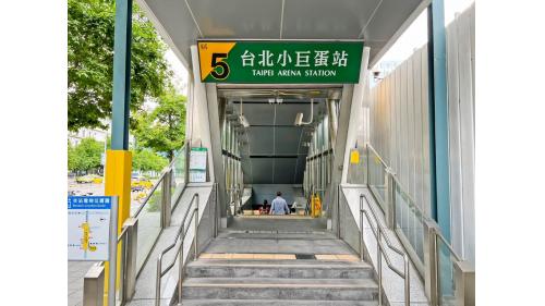 台北小巨蛋站為地下二層車站，共設5處出入口，地下一樓為大廳層，地下二樓為月台層，設有島式月台一座及全高式月台門。
&nbsp;