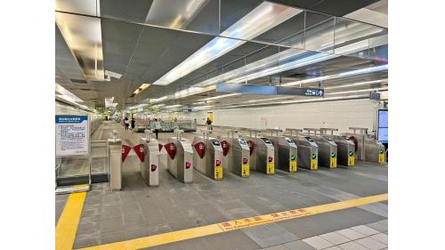 台北小巨蛋站為地下二層車站，共設5處出入口，地下一樓為大廳層，地下二樓為月台層，設有島式月台一座及全高式月台門。
&nbsp;