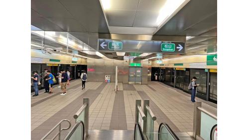 台北小巨蛋站為地下二層車站，共設5處出入口，地下一樓為大廳層，地下二樓為月台層，設有島式月台一座及全高式月台門。
&nbsp;