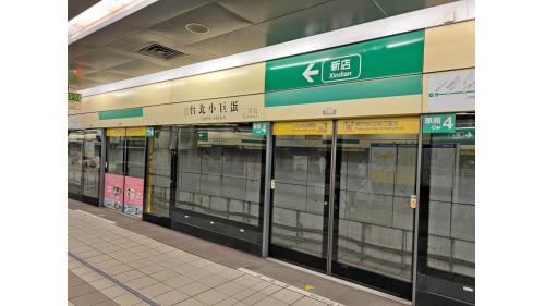 台北小巨蛋站為地下二層車站，地下二樓為月台層，設有島式月台一座及全高式月台門。
&nbsp;