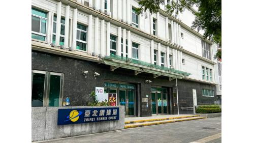 台北小巨蛋站編號為G17，位於南京東路四段，於2014年11月啟用，車站附近有台北小巨蛋、台北市立體育館及微風南京，主要的客源多為前往小巨蛋參加活動的旅客及附近的通勤族。【圖/臺北網球場】
&nbsp;