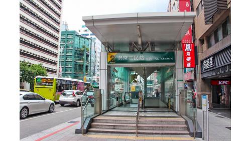南京三民站為地下二層車站，設有4處出入口，地下一樓為大廳層，地下二樓為月台層，設有島式月台一座及全高式月台門。【圖/2號出口，吉祥路(近麥當勞)】
&nbsp;