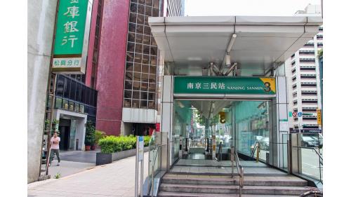 南京三民站為地下二層車站，設有4處出入口。【圖/3號出口，東興路方向】
&nbsp;