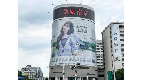 台北小巨蛋站編號為G17，位於南京東路四段，於2014年11月啟用，車站附近有台北小巨蛋、台北市立體育館及微風南京，主要的客源多為前往小巨蛋參加活動的旅客及附近的通勤族。
&nbsp;