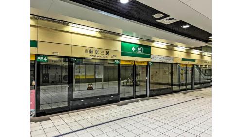 南京三民站為地下二層車站，共設4處出入口，地下一樓為大廳層，地下二樓為月台層，設有島式月台一座及全高式月台門。【圖/二月台，松山新店線往新店/台電大樓方向】
&nbsp;