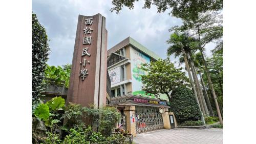 南京三民站編號為G18，位於南京東路五段，於2014年11月啟用，車站附近有台北機廠、中崙高中以及西松國小。
&nbsp;