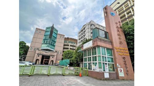 南京三民站編號為G18，位於南京東路五段，於2014年11月啟用，車站附近有台北機廠、中崙高中以及西松國小。
&nbsp;